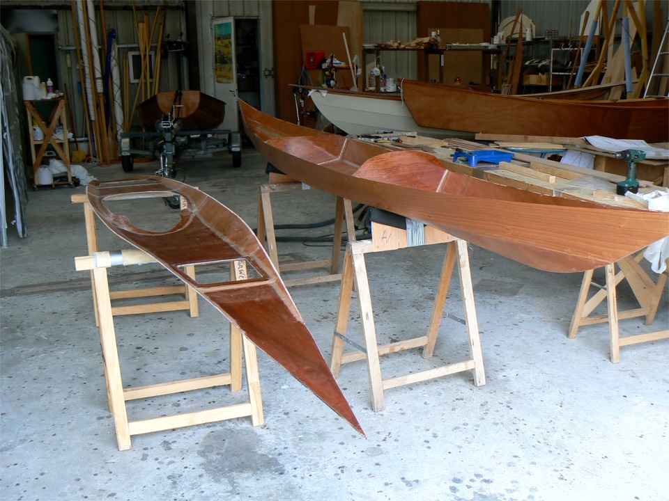 Retour à l'atelier. Après un peu de nettoyage-ponçage, il est temps d'assembler définitivement le pontage et la coque du Shearwater. 