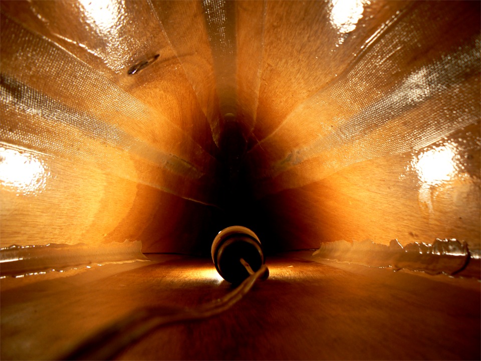 Vue du coqueron arri&egrave;re : je n'ai pas encore prolong&eacute; les joints-cong&eacute;s jusqu'&agrave; la poupe, il reste une cinquantaine de centim&egrave;tre de joint &agrave; faire de part et d'autre. 