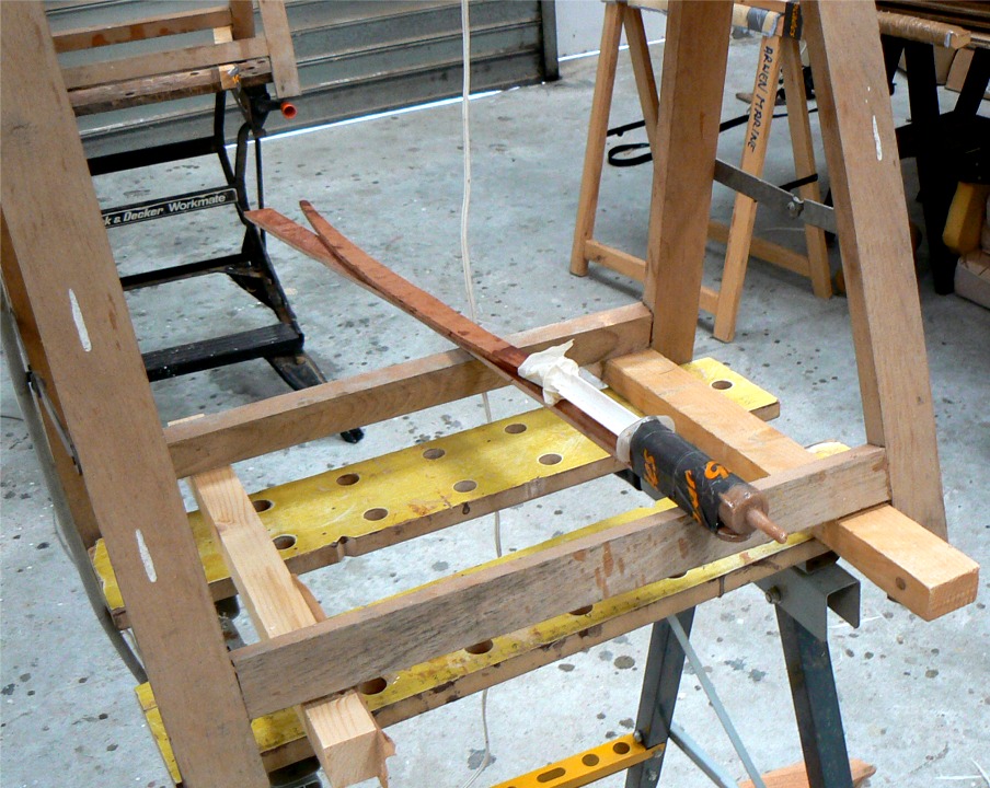 J'ai fix&eacute; une grosse seringue au bout d'une longue chute de CP. Une autre chute me permet de pousser le piston. Cet outil sophistiqu&eacute; me permet d'aller d&eacute;poser de l'&eacute;poxy charg&eacute;e dans les angles pont-coque. Ensuite je lisse ces joints avec un abaisse-langue g&eacute;ant (encore une chute de CP). 