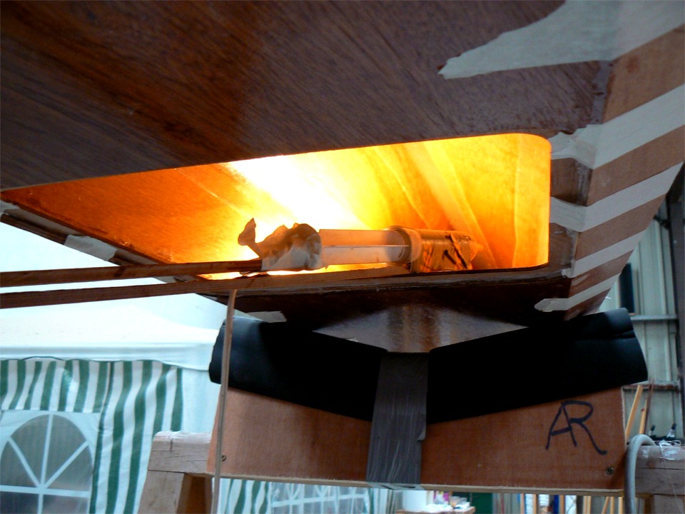 Vue de l'outil d'application dans le coqueron arri&egrave;re. C'est assez facile ici, car la trappe est assez grande pour que je passe la t&ecirc;te en m&ecirc;me temps qu'un bras. Mais &agrave; l'avant c'est la t&ecirc;te OU le bras... Je travaille en pointill&eacute;s : un coup je regarde, un coup je d&eacute;pose la r&eacute;sine ou je lisse le joint... 