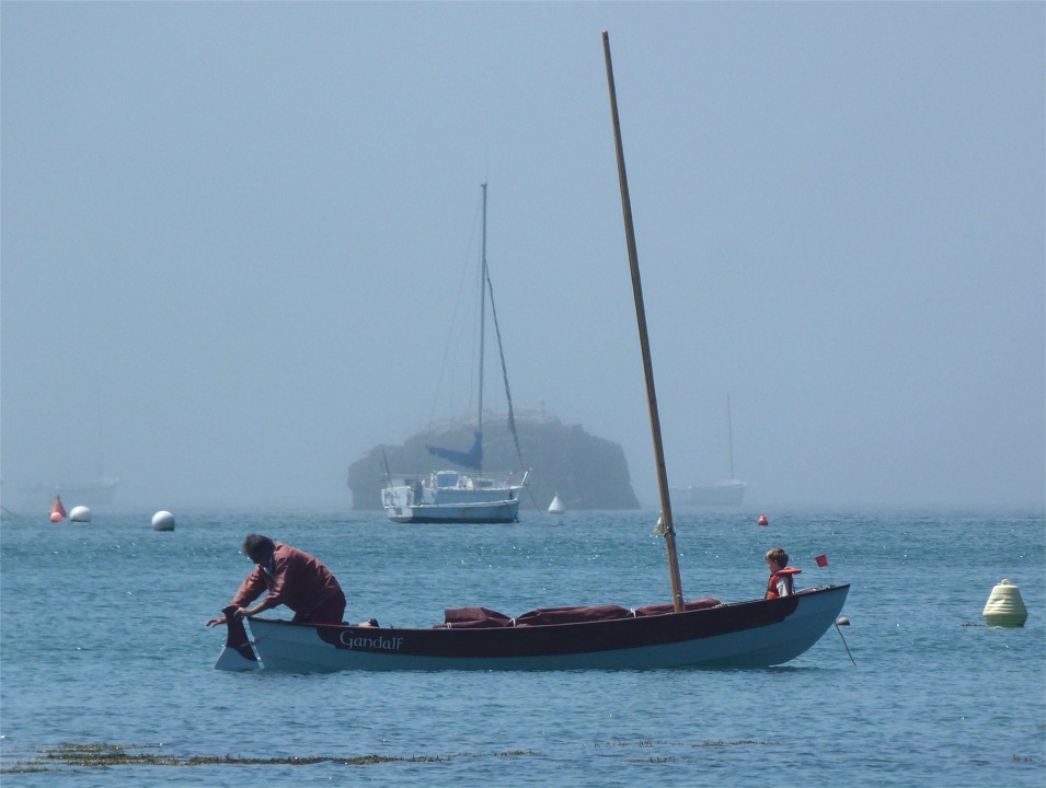 Toujours pas d'images de l'atelier pour cette mise &agrave; jour car je rentre tout juste de vacances. J'ai profit&eacute; &agrave; Br&eacute;hat de plus de deux semaines de soleil (avec tout de m&ecirc;me deux jours de brume comme sur cette image), ce que je ne me rappelle pas avoir vu depuis 30 ans... Bref, mes batteries solaires sont enfin recharg&eacute;es apr&egrave;s l'hiver et le printemps abominables que nous avons eus en Picardie cette ann&eacute;e. 