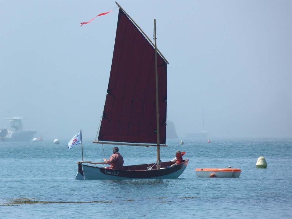 J'avais bien sur mon Grand Skerry Gandalf avec moi et j'en ai bien profit&eacute; en famille , comme on le voit ici avec Adam, 3 ans. En plus du soleil, nous avons eu chaque jour une brise plus ou moins vigoureuse de secteur nord. Pas de risque de canicule donc (notez avec quelle dext&eacute;rit&eacute; je manie l'euph&eacute;misme). 