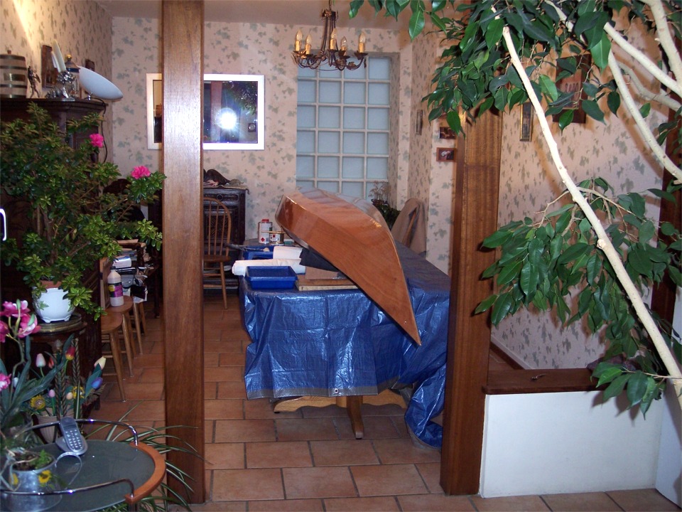 Voila le Shearwater trônant sur la table de la salle à manger. Je suis encore surpris de la facilité avec laquelle mon épouse l'a accepté à cet endroit ! Grâce au chauffage, je peux faire une couche de vernis le matin et une le soir et peux ainsi espérer être prêt à temps pour ma "fenêtre de livraison". Noté au passage une "brève" très sympa sur la construction de ce kayak dans le "Chasse Marée" qui vient de sortir. A suivre... 