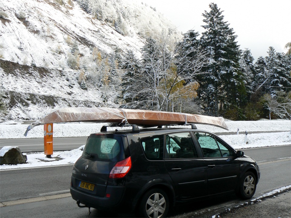 Et nous y voilà : en route pour Venise, en passant par la Lorraine (sans sabots !) et la Suisse. Il y a déjà de la neige ce 30 octobre... J'ai emmailloté le Shearwater avec du film étirable afin de le protéger des souillures de la route et surtout de bien fermer le cockpit. J'ai mis l'arrière du kayak, plus bas, en avant afin qu'il soit plus horizontal sur les barres de toit. 