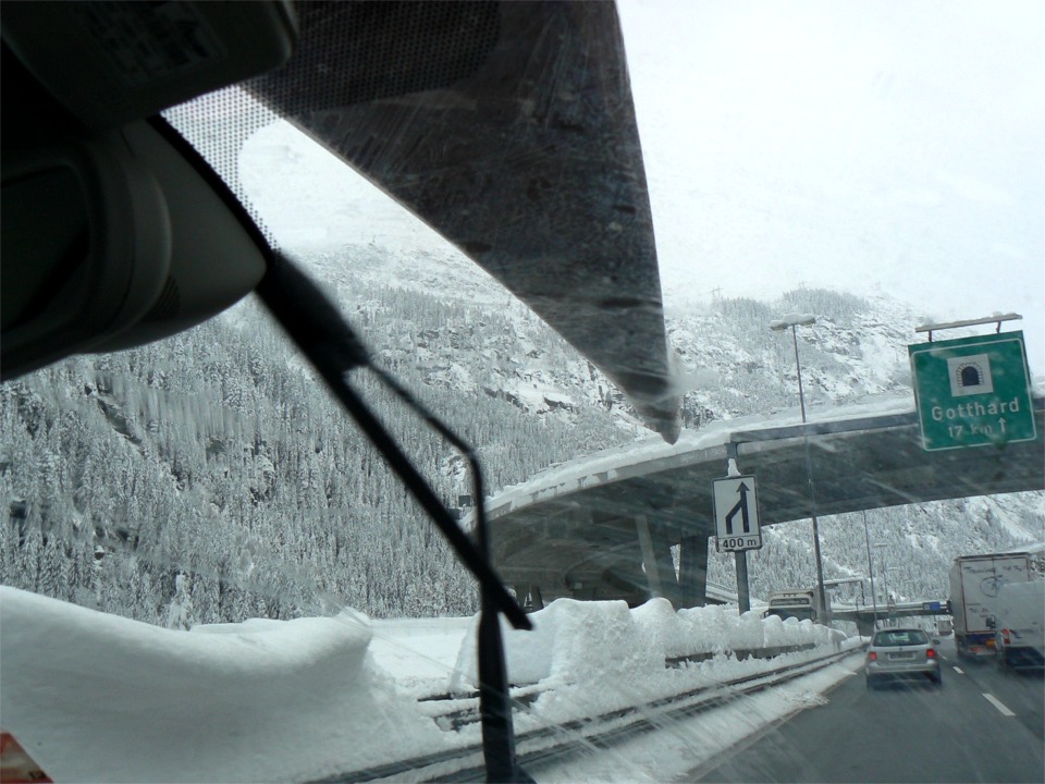 Autre image d'ambiance, en arrivant au tunnel du Saint-Gotthard... Dans le haut du pare-brise, c'est la partie arrière du Shearwater qui dépasse au-dessus du capot de la voiture. 