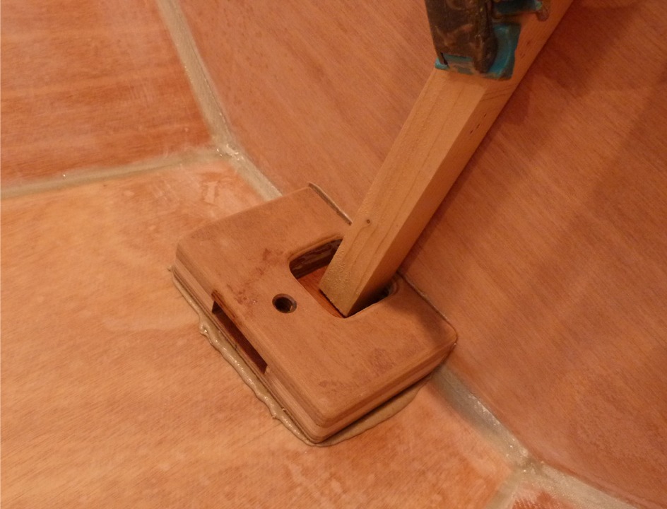 Je commence par le collage du pied de m&acirc;t, que je tiens en place &agrave; l'aide d'un bout de tasseau et de pinces sur les cloison avant.