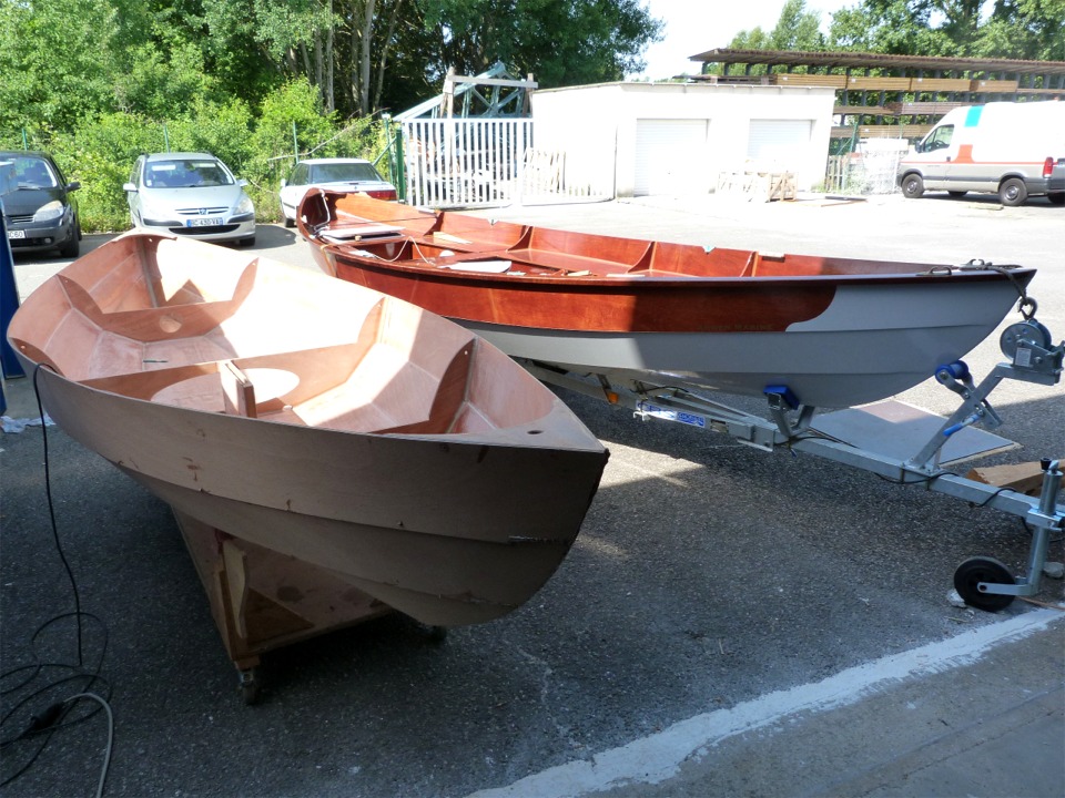 Le lendemain, le Skerry rejoint Gandalf dehors pour le pon&ccedil;age des nouveaux joints-cong&eacute;s. Un des nombreux plaisirs de l'&eacute;t&eacute; est que la temp&eacute;rature durcit l'&eacute;poxy rapidement et permet d'encha&icirc;ner les phases de travail sans devoir jongler avec les temps de durcissement. 