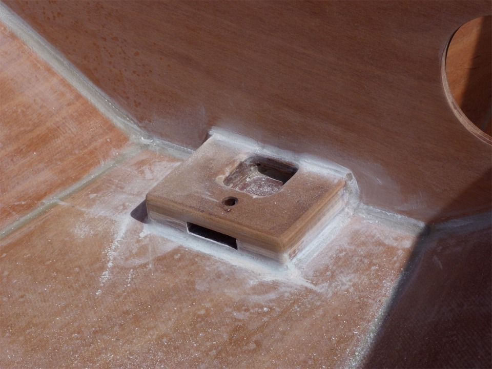 Le pied de m&acirc;t avec ses petits joints-cong&eacute;s. Ce pied de m&acirc;t n'est pas celui du kit standard du Skerry. Il est fait de quatre pi&egrave;ces de contreplaqu&eacute; : un fond, deux cot&eacute;s et la platine sup&eacute;rieure. Le pied de m&acirc;t standard n'a que la platine sup&eacute;rieure et deux cot&eacute;s trap&eacute;zo&iuml;daux en bois blanc, sans plaque de fond. 