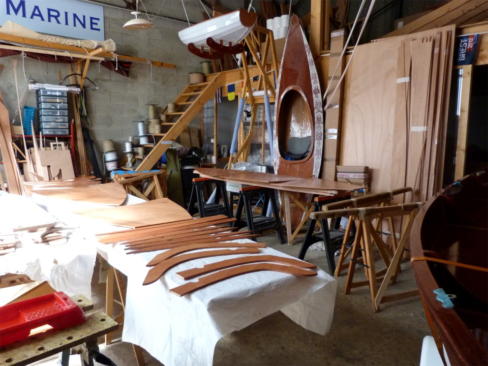 En parall&egrave;le je passe une une couche d'&eacute;poxy claire sur toutes les pi&egrave;ces de la Yole de Chester. 