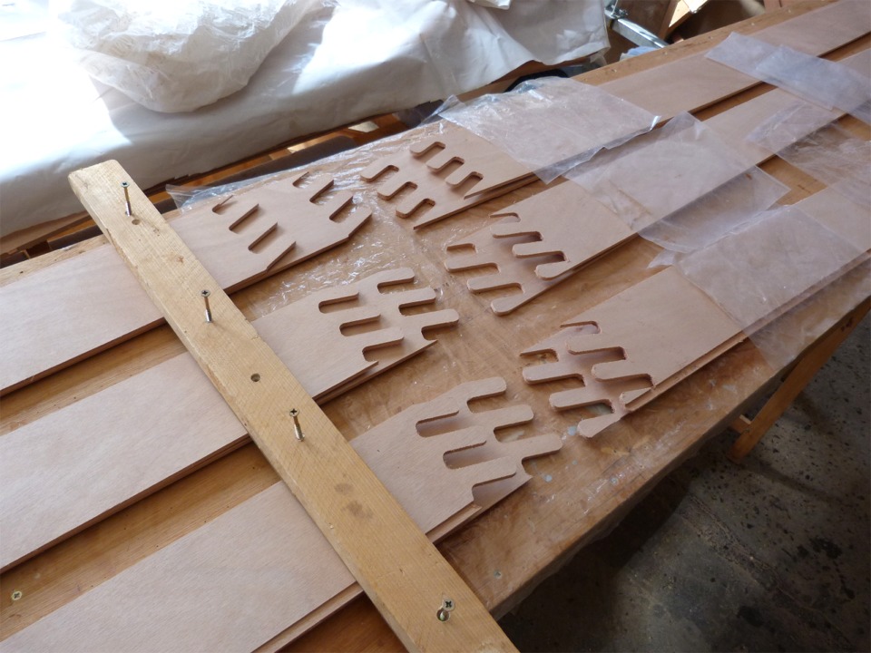 Je passe ensuite au collage des joints-puzzle des bord&eacute;s de la Yole de Chester. Je m'appr&ecirc;te ici &agrave; coller trois paires de bord&eacute;s d'un coup. 