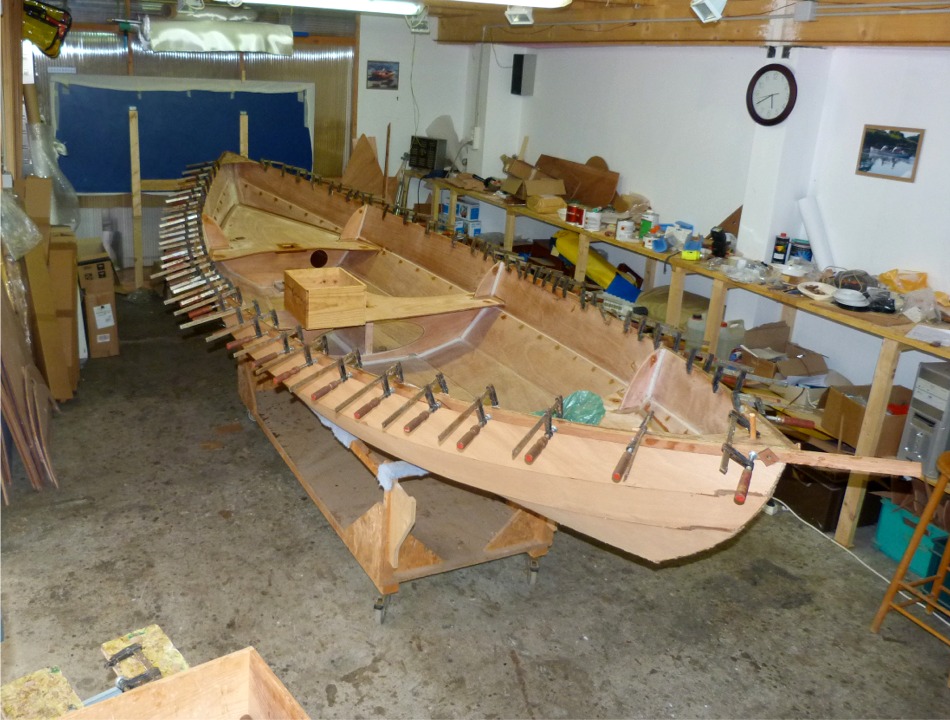 J'ai donc ensuite utilis&eacute; des pinces pour pr&eacute;-cintrer la latte pour l'autre liston, comme on l'a vu deux images plus haut, apr&egrave;s quoi j'ai mis les presses et je n'ai pas eu de probl&egrave;me...