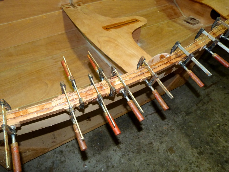 Gros plan sur la cassure apr&egrave;s pose du second pli du liston. J'ai mis quelques presses en plus &agrave; l'endroit de la cassure afin d'&eacute;viter une discontinuit&eacute; de cintrage &agrave; cet endroit et tout s'est bien pass&eacute;, la cassure est quasi-invisible et personne n'en saura rien... 