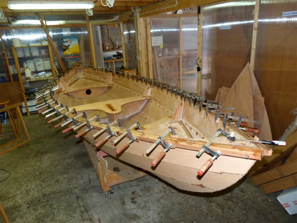 J'ai lanc&eacute; un programme d'investissement en presses apr&egrave;s la Semaine du Golfe, car je m'y &eacute;tais aper&ccedil;u que je n'avais plus assez de presses pour coller les listons sur deux Skerry en m&ecirc;me temps : il faut compter une trentaine de presses par liston, soit 60 par Skerry. Deux presses neuves sont utilis&eacute;es pour la premi&egrave;re fois sur cette image : trouvez-les ! 