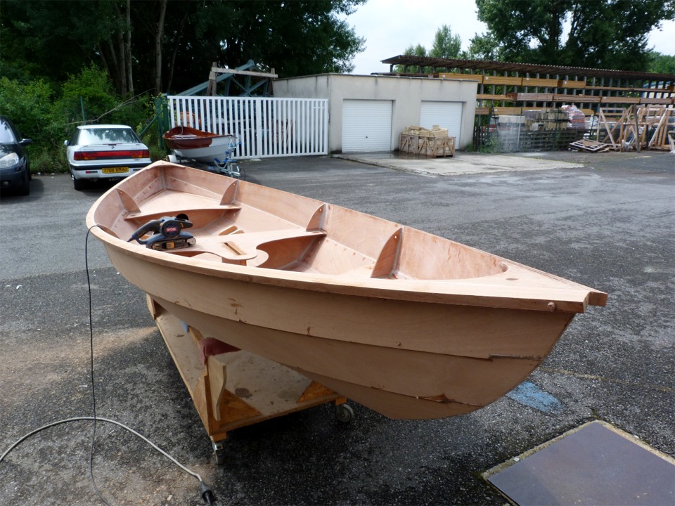 Le lendemain, je profite d'une "fen&ecirc;tre" entre deux averses pour araser les listons avec le tank (la ponceuse &agrave; bande). 