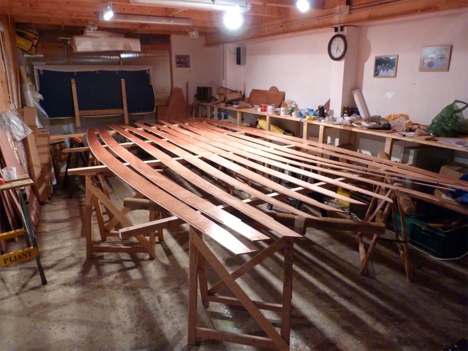 Apr&egrave;s un pon&ccedil;age de nettoyage sur les collages des joints-puzzle, j'ai pass&eacute; au rouleau une couche d'&eacute;poxy claire afin d'impr&eacute;gner la surface de tous les bord&eacute;s de la Yole de Chester. 