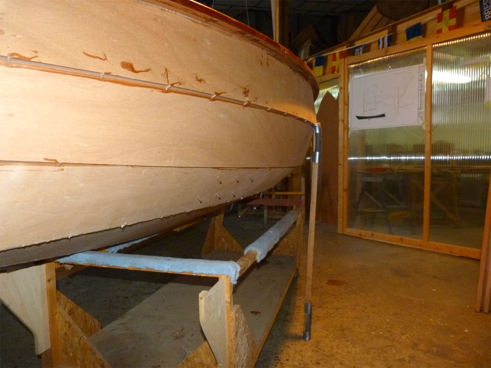 Un bout de tasseau de la bonne longueur me sert de b&eacute;quille pour incliner la coque (ne pas oublier de bloquer les freins des roues du chariot...) 