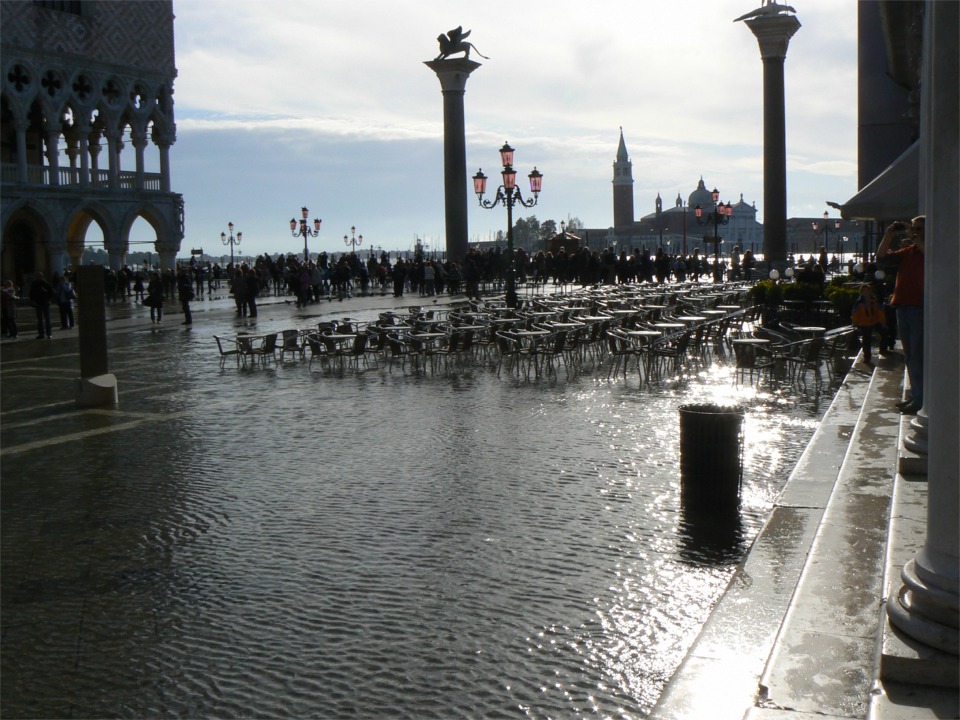Premier novembre sur la place Saint-Marc : la grande marée submerge le pavé, comme pour venir accueillir le Shearwater ! 
