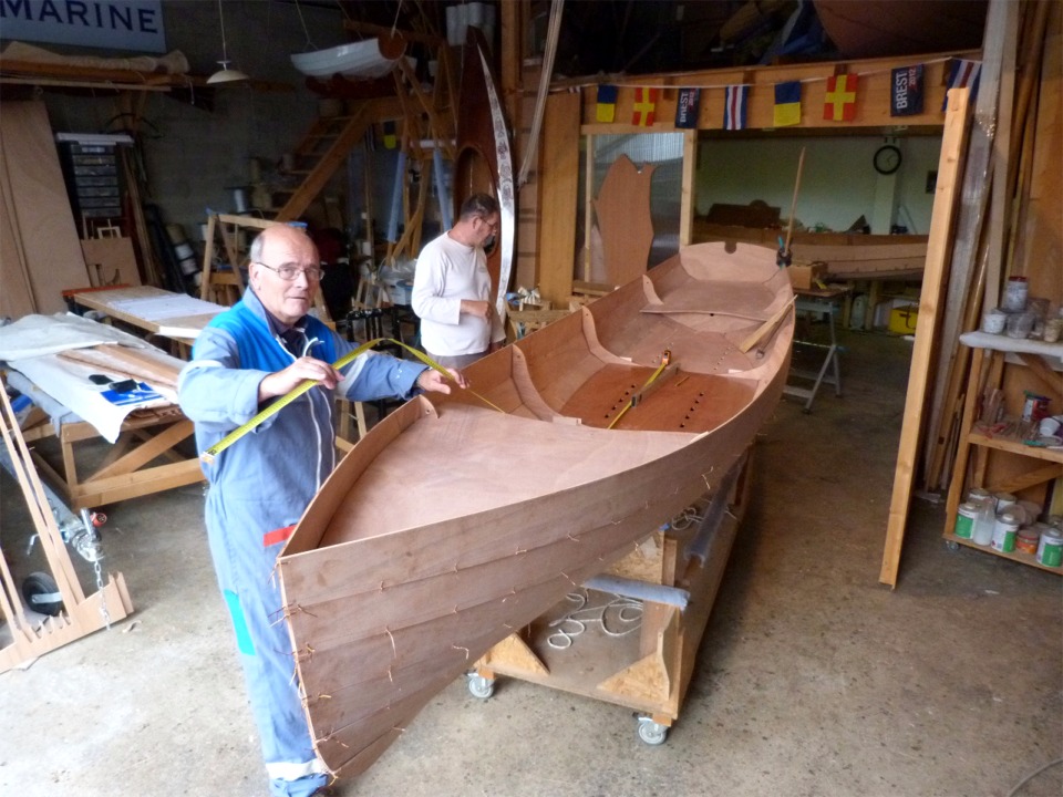 Nous installons ensuite les membrures et la cloison arri&egrave;re en r&eacute;glant leur espacement par l'installation des trois &eacute;l&eacute;ments de plancher et du pontage arri&egrave;re. De petites cales en CP de 4 mm permettent d'ajouter un peu de jeu autour des membrures afin que les planchers puissent rester mobiles. 