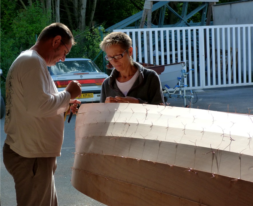 Du 12 au 17 août, Annick et Emmanuel sont venus à l'atelier pour construire avec moi leur Yole de Chester. Ils ont fait 480 photos qui s'ajoutent aux 280 que j'ai faites pour vous donner un superbe reportage sur les six jours de cette construction. Voir la Construction de la Yole de Chester d'Annick et Emmanuel. 