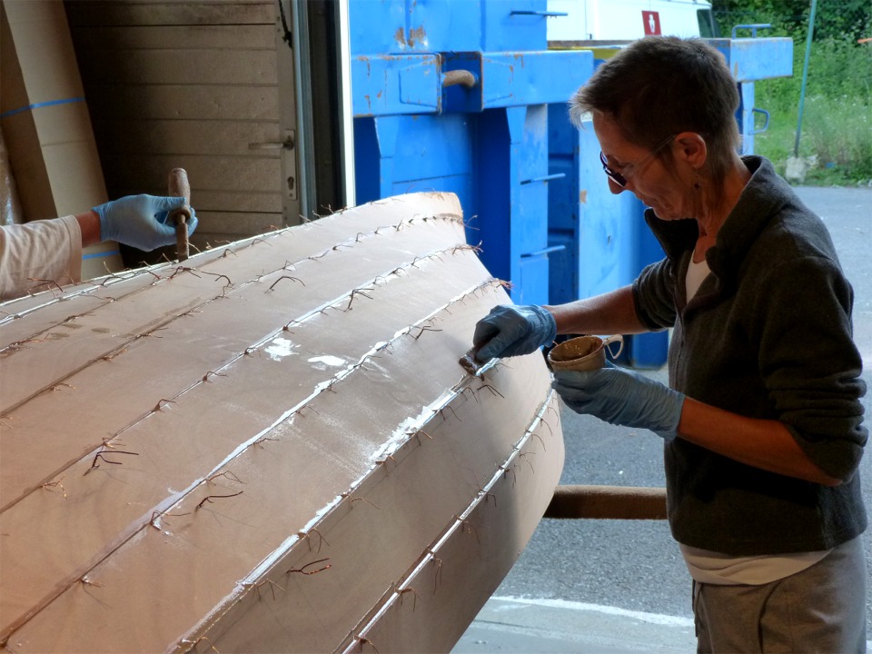 Vers 19h, nous passons au collage. Nous commen&ccedil;ons par coller les virures : on d&eacute;pose un filet d'&eacute;poxy charg&eacute;e tout le long du joint, puis on le lisse grossi&egrave;rement avec le dos d'une cuiller et on termine en raclant les exc&eacute;dents de colle au couteau &agrave; mastic ou au ciseau &agrave; bois. 