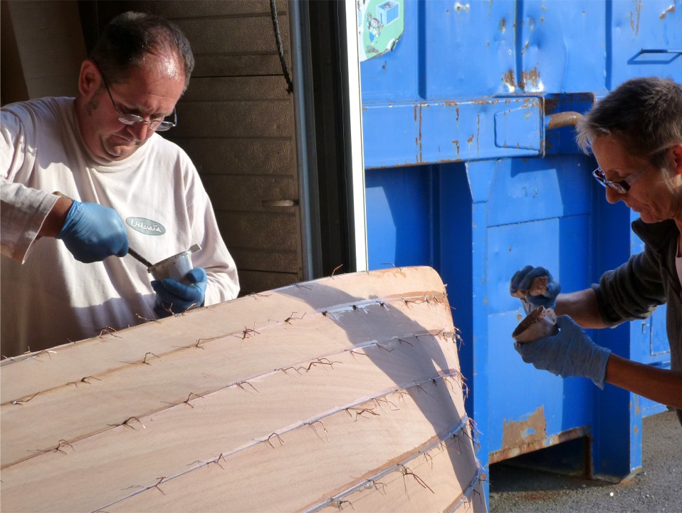 Le lissage &agrave; la cuiller contribue &agrave; pousser l'&eacute;poxy charg&eacute;e au fond des joints, mais celle-ci doit aussi &ecirc;tre mix&eacute;e assez fluide pour bien p&eacute;n&eacute;trer dans les interstices (et pas trop fluide pour ne pas couler sur la surface int&eacute;rieure). 