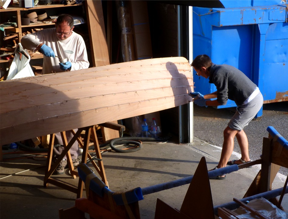 Selon une autre technique, plus minutieuse, on ne colle qu'en pointill&eacute;s entre les sutures, mais &agrave; l'exp&eacute;rience, cela prend plus de temps et les avantages ne sont pas &eacute;vidents. 