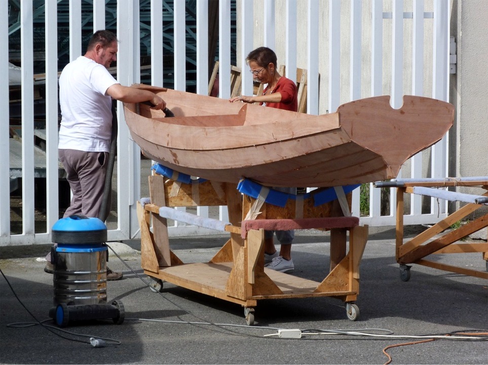 Nous avons aussi coup&eacute; les sutures des deux membrures et d&eacute;pos&eacute; celles-ci afin d'avoir un acc&egrave;s plus facile sur la surface int&eacute;rieure de la coque. De plus, lorsque nous stratifierons, il sera bien meilleur structurellement que la fibre de verre soit ininterrompue sur la plus grande longueur possible. 