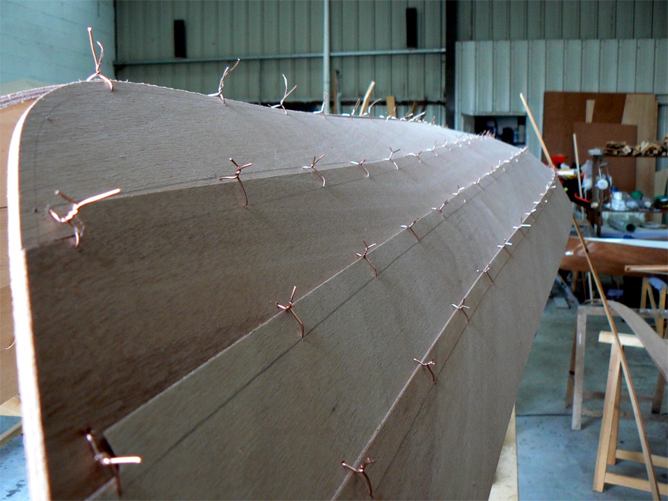 Retour à mon atelier pour un gros plan des sutures des quatre premiers bordés du Wherry d'Annapolis, à l'étrave. 