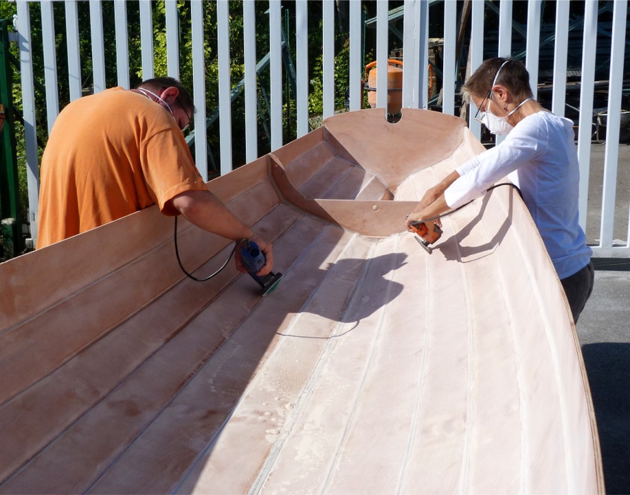 Devant la quantité de poussière produite, je ne demande assez souvent combien de l'époxy consommée pendant la construction d'un bateau en cousu-collé fait finalement partie du bateau terminé... 