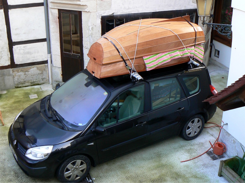 Plus fort qu'une prame sur les barres de toit : deux prames ! Cette photo montre les prames au retour du Salon Nautique. Le vieux duvet qui dépasse sur les cotés ets complété d'un bloc de mousse à l'avant et d'un autre à l'arrière entre le skeg de la prame du dessous et le banc arrière de celle du dessus. C'est sûr que l'aérodynamisme de l'ensemble n'est pas terrible et il faudrait envisager la construction d'une petite remorque s'il s'agissait de circuler souvent ainsi ! 