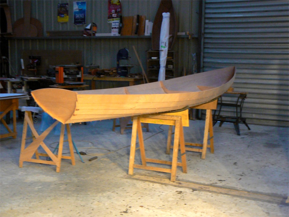 Cette vue malheureusement assez floue (pas assez de lumi&egrave;re !) de trois quarts arri&egrave;re souligne l'&eacute;l&eacute;gance de la coque du Wherry.