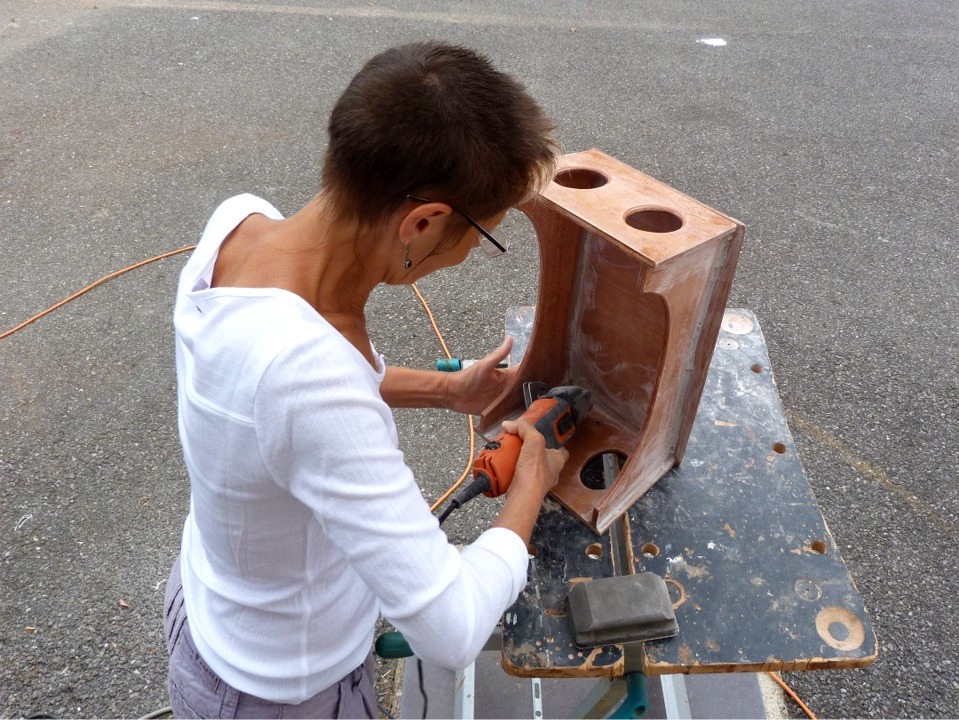 Annick ponce les joints-cong&eacute;s des tabourets de nage. 