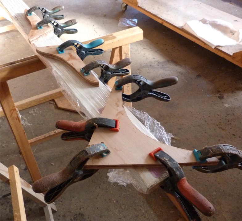 La guirlande et les courbes horizontales arri&egrave;re sont aussi constitu&eacute;es de deux plis de CP de 9 mm coll&eacute;s afin d'optimiser l'utilisation du contreplaqu&eacute; et r&eacute;duire le co&ucirc;t du kit. 