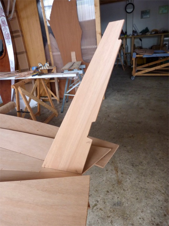 Voici l'&eacute;tambot en position, tenu par deux sutures &agrave; travers la sole. Le tableau arri&egrave;re va venir se plaquer sur sa face arri&egrave;re. 