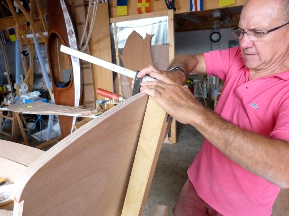 Au moment de mettre en place le tableau, il a imm&eacute;diatement &eacute;t&eacute; &eacute;vident qu'il &eacute;tait beaucoup trop lourd pour &ecirc;tre support&eacute; par l'&eacute;tambot seul. G&eacute;rard a aussit&ocirc;t con&ccedil;u un support, constitu&eacute; essentielllement de quelques presses, bouts de tasseau et d'un petit &eacute;tabli. Ce n'est pas un hasard si certains le surnomment MacGyver... 