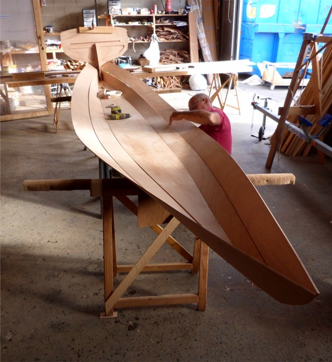 Nous terminons la journ&eacute;e en resserrant les sutures des bord&eacute;s 1 et 2. Cette premi&egrave;re journ&eacute;e de montage a &eacute;t&eacute; relativement peu productive en termes de progr&egrave;s du montage, mais tr&egrave;s int&eacute;ressante pour la d&eacute;couverte de la probl&eacute;matique sp&eacute;cifique de la couture de Silmaril. Et heureusement que G&eacute;rard &eacute;tait l&agrave;...