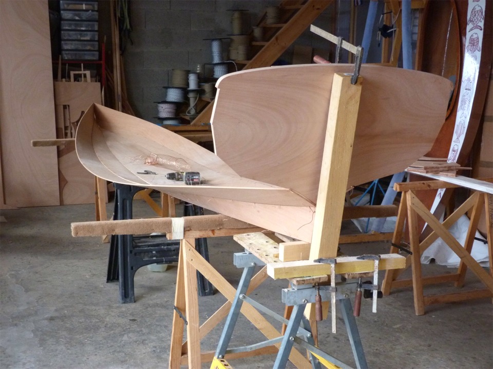 Cette fixation "souple" du tableau sur une base bien stable nous &eacute;vitera de tout arracher en continuant de travailler sur la coque. 