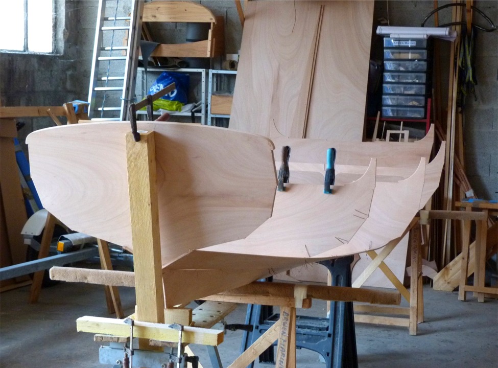 Nous cousons prestement les trois autres cloisons, et la forme de Silmaril commence &agrave; s'esquisser. 