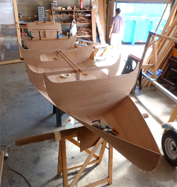 En d&eacute;but d'apr&egrave;s-midi, nous cousons les bord&eacute;s 3. A l'avant, le brion est termin&eacute; et on attaque la partie quasi-verticale de l'&eacute;trave. La cloison 1 est pleine comme la 4 car celle-ci ferme le compartiment &eacute;tanche avant. 