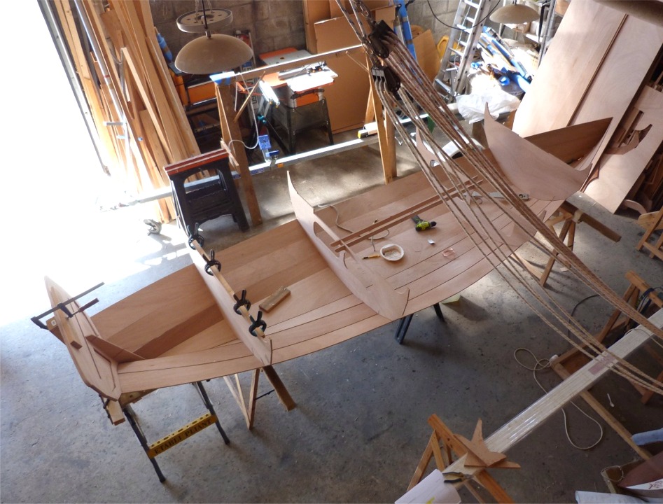 Je monte sur la mezzanine pour faire cette image, qui sugg&egrave;re l'importance du d&eacute;placement de cette coque du fait du volume qui se dessine dans la section centrale. Sur les cloisons 2 et 3 (les deux cloisons partiellement &eacute;vid&eacute;es), la ligne de flottaison sera au bord ext&eacute;rieur des bord&eacute;s 3. 