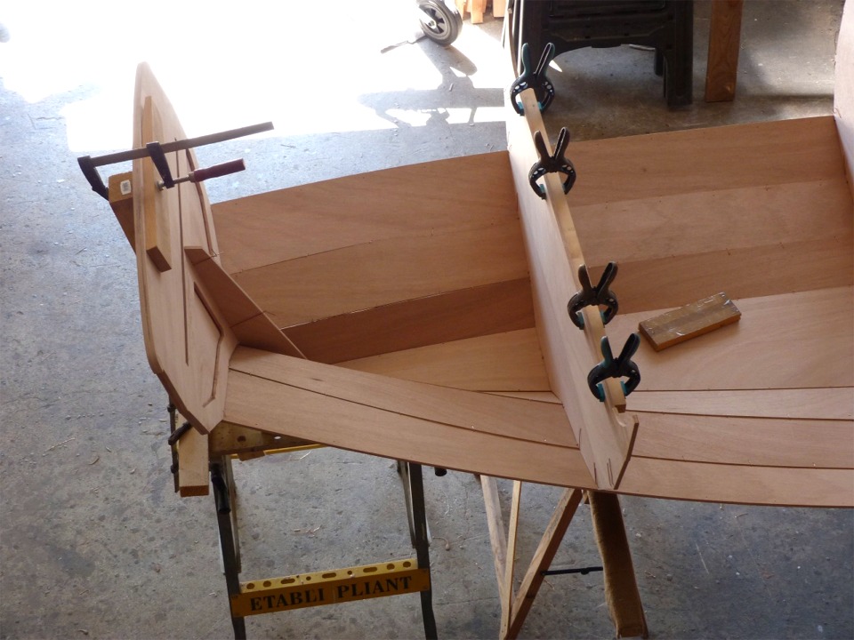 Gros-plan sur le retour de galbord de la partie arri&egrave;re : les deux galbords (bord&eacute;s 1) se rejoignent &agrave; la verticale sous le tableau afin d'affiner la car&egrave;ne &agrave; la poupe et de lui donner une bonne directivit&eacute;. De ce fait, l'aileron &agrave; rapporter sous la sole sera peu profond. Lorsque Silmaril sera charg&eacute; &agrave; son poids de d&eacute;placement, seule la pointe du tableau touchera l'eau, minimisant ainsi la train&eacute;e lorsque la car&egrave;ne sera en mouvement. 