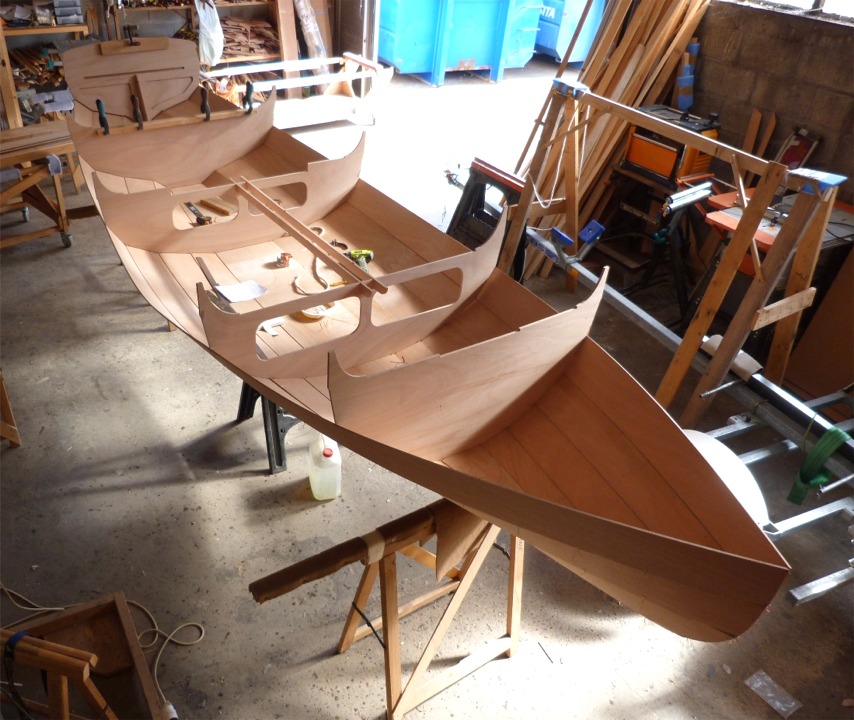 Nous avons cousu les bord&eacute;s 4 et ainsi entam&eacute; le montage des oeuvres mortes, la partie plus ou moins verticale de la coque qui sera au-dessus de la flottaison. En effet, celle-ci passe grosso-modo sur le joint entre les virures 3 et 4 sur les cloisons 2 et 3, qui sont au centre de la coque, de part et d'autre de la cellule centrale constitu&eacute;e par le puits de d&eacute;rive et les r&eacute;servoirs de ballast, de part et d'autre.