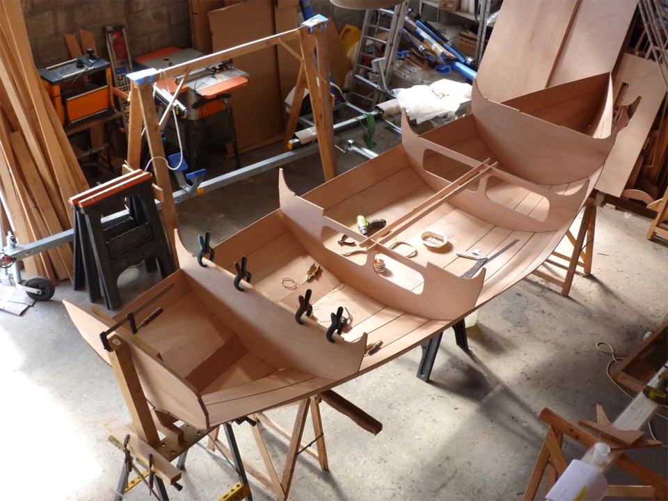 J'ai demand&eacute; &agrave; Fran&ccedil;ois Vivier de limiter le ma&icirc;tre bau &agrave; 1.40 m afin de garder une certaine finesse de coque pour faciliter la marche &agrave; l'aviron. Dans le m&ecirc;me esprit, les sections avant sont assez pleines alors que celles de l'arri&egrave;re sont plut&ocirc;t fines. On aura un bateau puissant (avec mod&eacute;ration) mais glissant ais&eacute;ment sans trainer d'eau. 