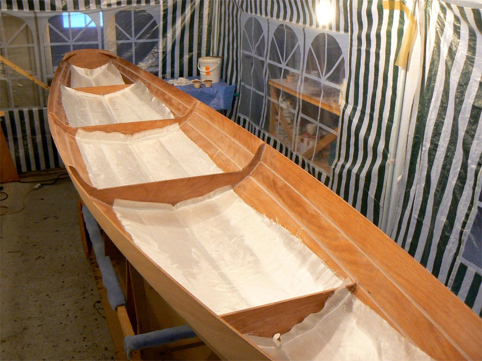 Mise en place du tissu de verre en vue de la stratification. Celle-ci est limitée aux galbords et contre-galbords sur l'intérieur. Sur l'extérieur, seuls les galbords le seront. 