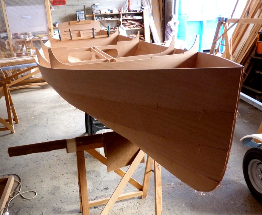 Vue de la proue : on pourrait presque se dispenser des bord&eacute;s 6... si on faisait un bateau d'aviron. En effet, ceux-ci augmentent le franc-bord et donc le volume de la coque dans les hauts, ce qui lui permet d'aller vite dans le clapot et surtout de g&icirc;ter sans mettre trop vite le liston dans l'eau. 