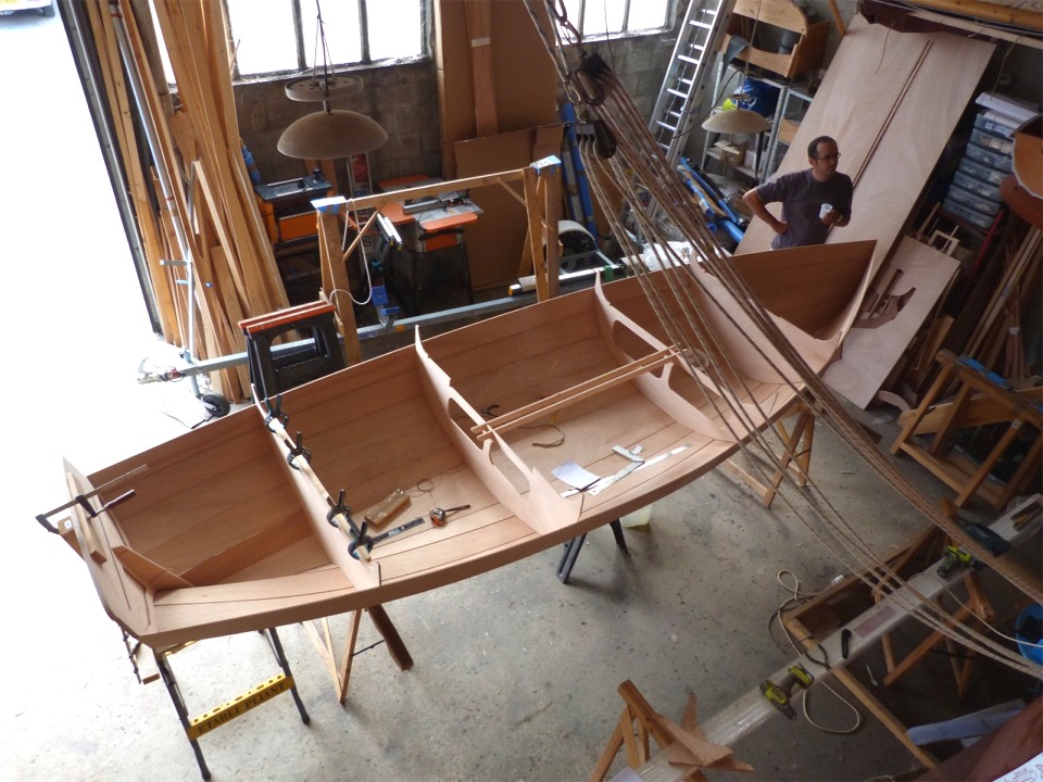 Guillaume observe la pause syndicale pour s'hydrater avant d'attaquer les bord&eacute;s 6 : il fait 30&deg; et on n'a pas l'habitude en Picardie ! Mais personne ne se plaint apr&egrave;s le p....n d'hiver et le "printemps" que nous avons eus. 