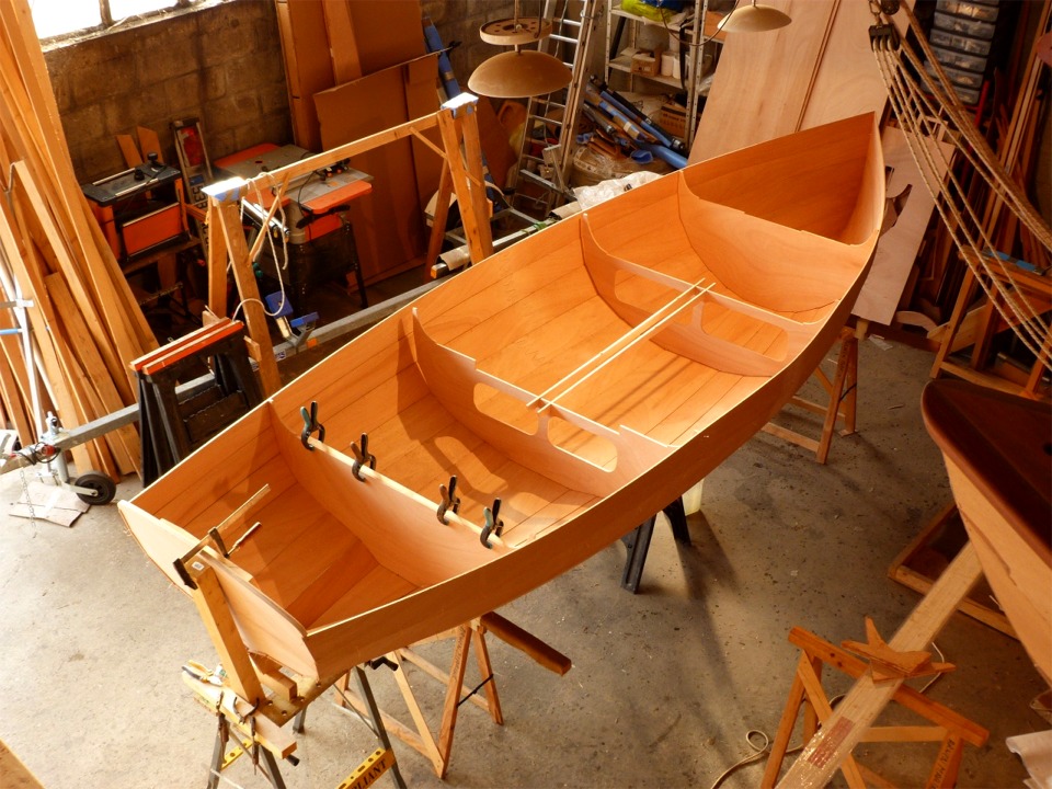 L'objectif de d&eacute;placement de Silmaril est presque le double de celui du Skerry. Du coup son poids sera aussi nettement sup&eacute;rieur, au-dela du double &agrave; cause des surfaces planes : dessus de caisson avant et arri&egrave;re, puits de d&eacute;rive pivotante, dessus des r&eacute;servoirs de ballast. Le Skerry consomme quatre feuilles de contreplaqu&eacute; 6 mm et deux feuilles de 9 mm. Silmaril utilise les m&ecirc;me nombre de feuilles de 6 mm mais cinq feuilles de 9 mm au lieu de deux ! 