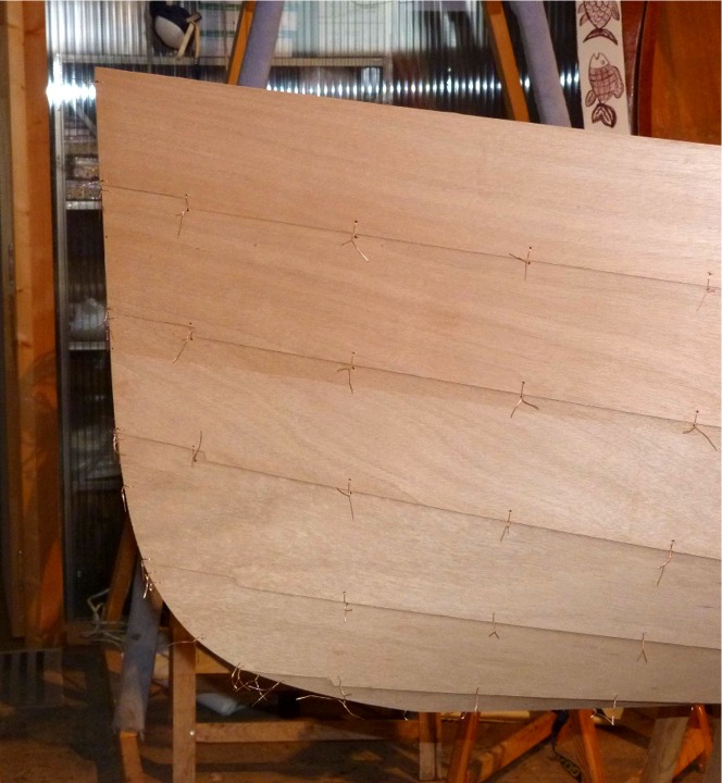 Vue de profil de l'&eacute;trave, presque verticale afin d'obtenir la flottaison la plus longue possible. Celle-ci est de 4.35 m pour une longueur hors-tout de 4.60 m. Ces 25 cm se r&eacute;partissent &eacute;galement entre la courbure du brion (dont la moiti&eacute; de l'arc sera submerg&eacute; en charge) et l'inclinaison du tableau. 