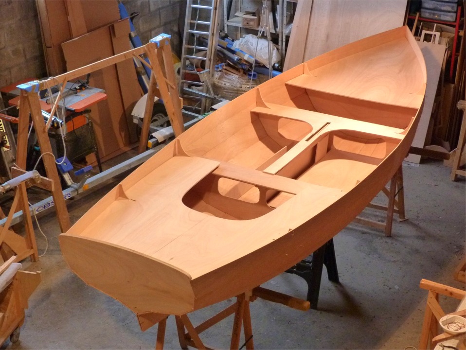 J'ai ajout&eacute; le puits de d&eacute;rive, le dessus du ballast sur un cot&eacute; et les bancs transversaux. Par rapport &agrave; Gandalf, j'ai supprim&eacute; les si&egrave;ges lat&eacute;raux de la section centrale et de l'avant afin de gagner un peu de poids. De plus, je pense que le ou les &eacute;quipiers seront tr&egrave;s confortablement assis sur le ballast, et le barreur, assis plus haut, aura une excellente visibilit&eacute; au-dessus des t&ecirc;tes. La longue barre munie d'un stick lui permettra d'aller aussi s'assoir sur le ballast. 