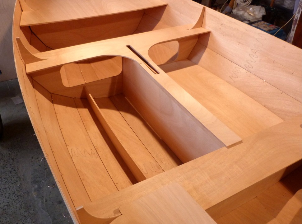 Cot&eacute; b&acirc;bord, j'ai install&eacute; la cloison longitudinale du ballast sans poser le dessus du r&eacute;servoir afin de visualiser sa contenance. Chacun des deux r&eacute;servoirs ind&eacute;pendants contiendra 50 litres d'eau. 